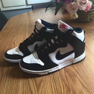 NIKE DUNKS, SIZE 7.5 WOMENS.